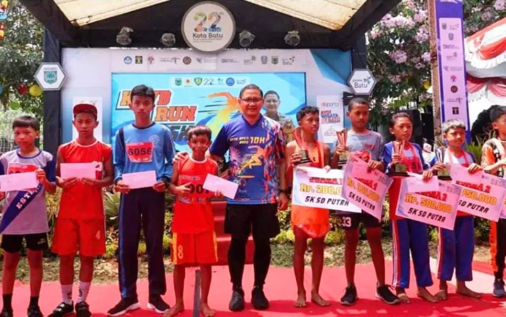 Pj Walikota Batu Pimpin Ribuan Pelari dalam KWB Run 2023