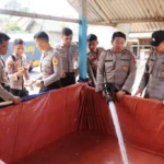Polres Blitar Kota Salurkan Air Bersih dengan Water Cannon, Suplai Hingga 6500 Liter