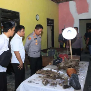 Polres Blitar Kota Selidiki Penemuan Kerangka Tulang Manusia Yang Dicor di Rumah Warga Polres Blitar Kota Selidiki Penemuan Kerangka Tulang Manusia Yang Dicor di Rumah Warga
