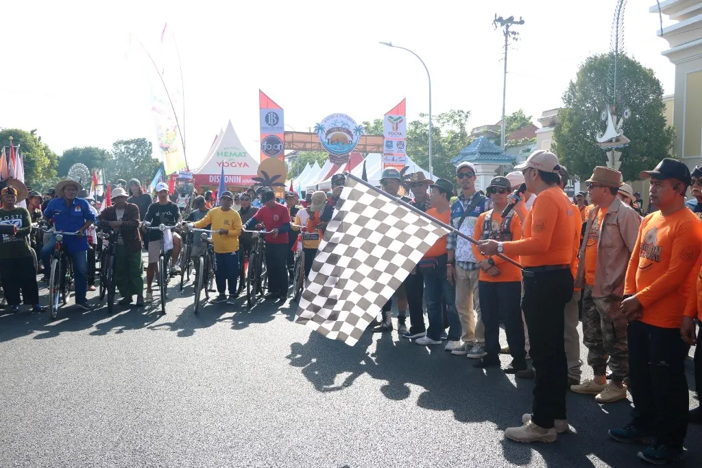 Ribuan Sepeda Tua Meriahkan 'Tejon' di Alun-Alun Kota Tegal