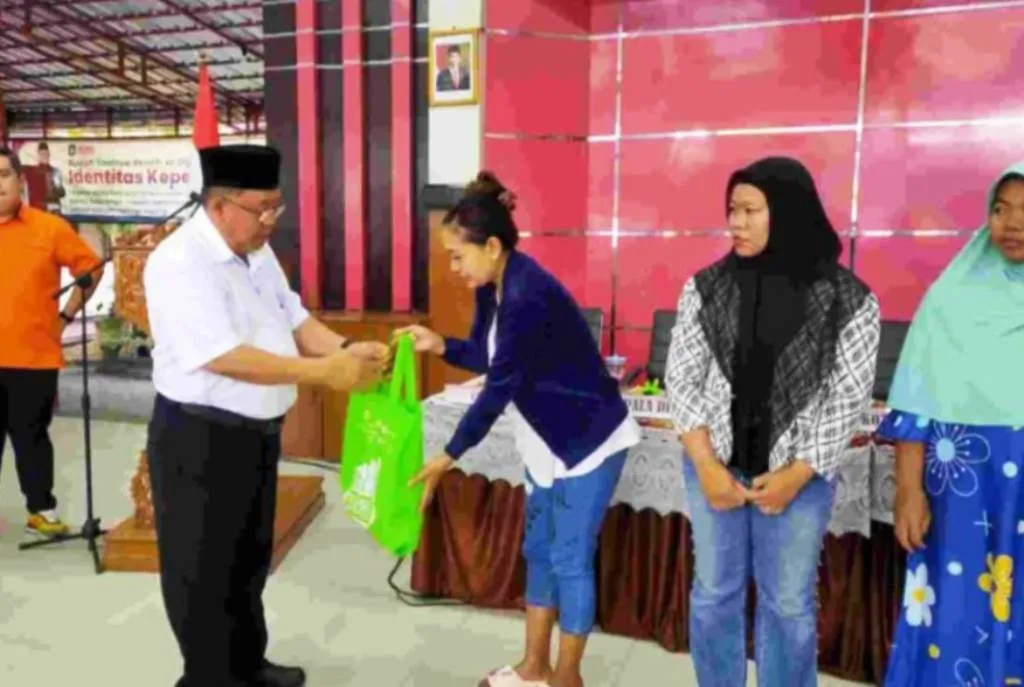 Turunkan Stunting, Walikota Blitar Serahkan 1 kg Daging Ayam dan Telur dari Bapanas