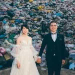 Unik, Pasangan Pengantin Taiwan Pilih Foto di Depan Tumpukan Sampah Unik, Pasangan Pengantin Taiwan Pilih Foto di Depan Tumpukan Sampah