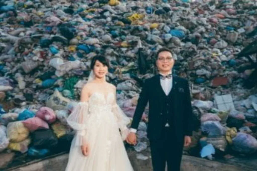 Unik, Pasangan Pengantin Taiwan Pilih Foto di Depan Tumpukan Sampah