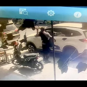 Perilaku Arogan Oknum Polisi Pukul Kaca Mobil Seorang Wanita Terekam CCTV Perilaku Arogan Oknum Polisi Pukul Kaca Mobil Seorang Wanita Terekam CCTV