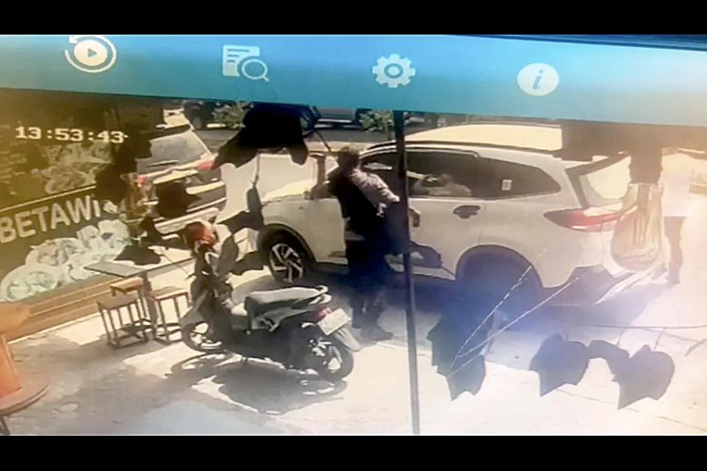 Perilaku Arogan Oknum Polisi Pukul Kaca Mobil Seorang Wanita Terekam CCTV