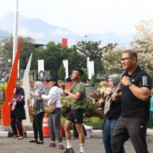 Peringatan Hari Aids Sedunia, Pj Walikota Batu Senam Bareng Para Remaja