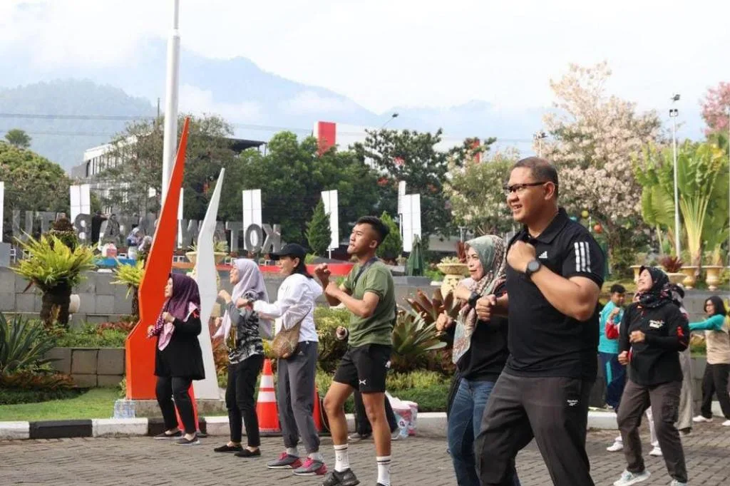 Peringatan Hari Aids Sedunia, Pj Walikota Batu Senam Bareng Para Remaja