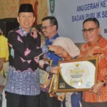 Sekdaprov Bengkulu Anugerahkan Penghargaan Keterbukaan Informasi Publik