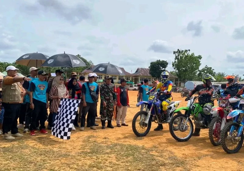 Wakil Bupati Mukomuko Kibarkan Bendera Start Enduro and Trial Adventure Mekar Jaya 2