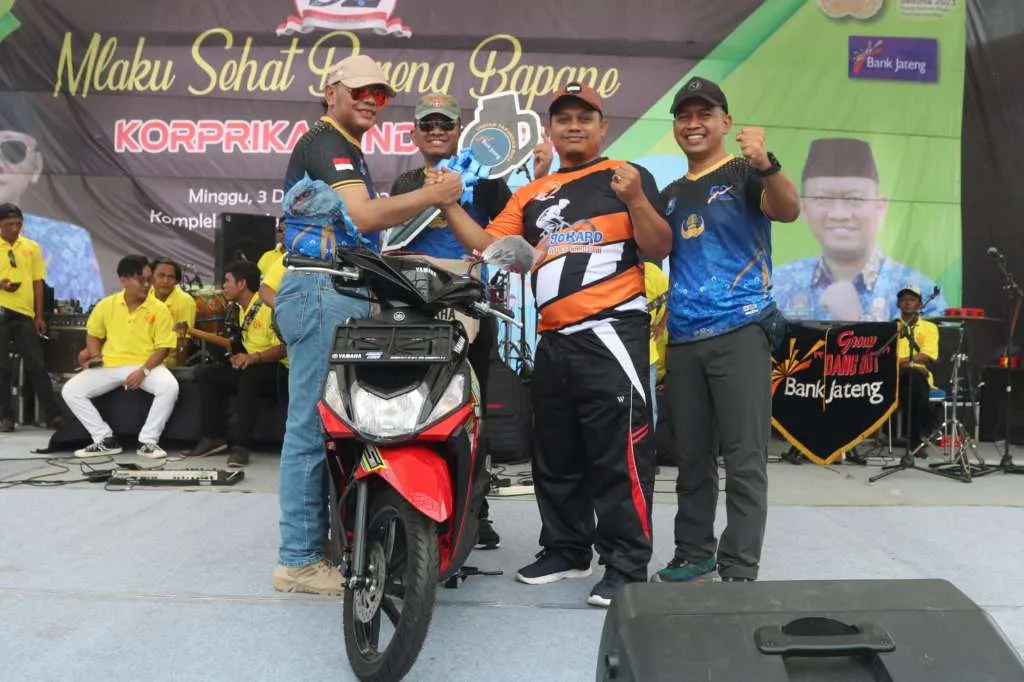 Walikota Tegal Serahkan Motor Matic Saat HUT ke-52 KORPRI