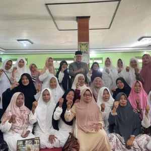 Bang Hans Bekali Ibu-Ibu Majlis Taklim Konsep Ekonomi Syariah dan UMKM Bang Hans Bekali Ibu-Ibu Majlis Taklim Konsep Ekonomi Syariah dan UMKM