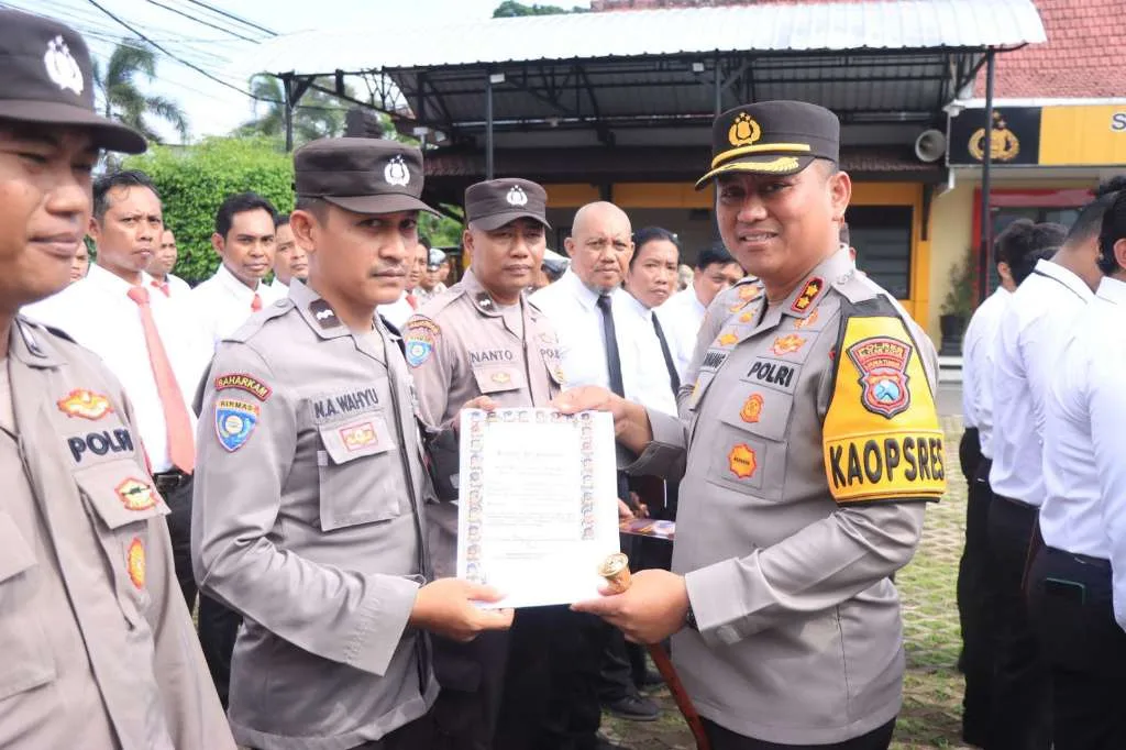 Berprestasi, 63 Anggota Polres Blitar Kota Terima Penghargaan dari Kapolres