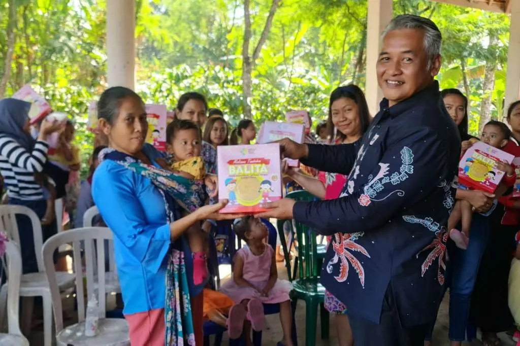 Cegah Stunting di Kabupaten Blitar, Sugeng Suroso Bagikan Roti GratisÂ 