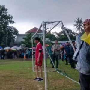 Diguyur Hujan, Presiden Jokowi Asik Bermain Bola di Lapangan Gamplong Diguyur Hujan, Presiden Jokowi Asik Bermain Bola di Lapangan Gamplong
