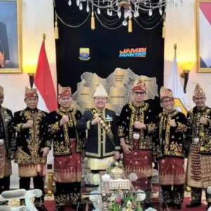 Gubernur Bengkulu Raih Gelar Anggota Kehormatan Lembaga Adat Melayu dari Provinsi Jambi Gubernur Bengkulu Raih Gelar Anggota Kehormatan Lembaga Adat Melayu dari Provinsi Jambi