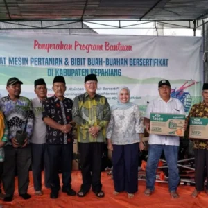 Gubernur Bengkulu Serahkan Bantuan Alsintan di Kepahiang
