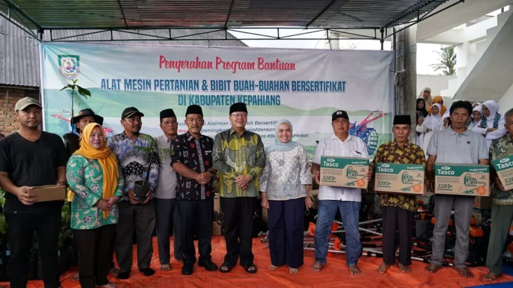 Gubernur Bengkulu Serahkan Bantuan Alsintan di Kepahiang