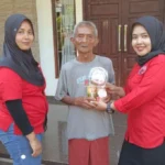Ike Nurdiani Bagikan Telur dan Minyak Goreng Sambil Sosialisasi Ganjar-Mahfud