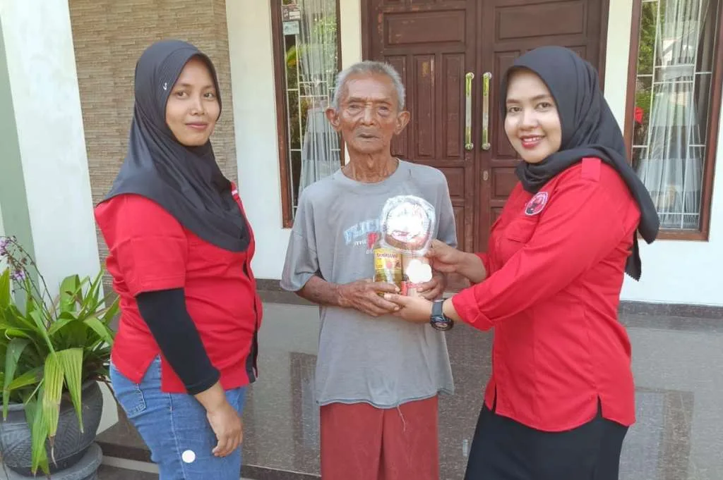 Ike Nurdiani Bagikan Telur dan Minyak Goreng Sambil Sosialisasi Ganjar-Mahfud