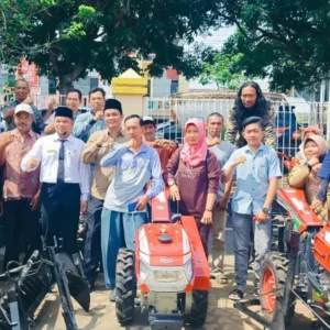 Jonaidi Bersama Kadis TPHP Provinsi Bengkulu Berikan Bantuan Alsintan Gratis