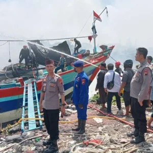 Kapal Nelayan Terbakar di Brebes, Polisi dan Tim Damkar Segera Bertindak Kapal Nelayan Terbakar di Brebes, Polisi dan Tim Damkar Segera Bertindak