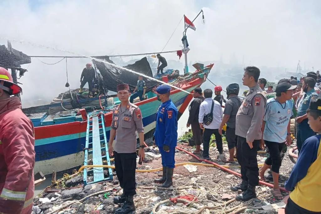 Kapal Nelayan Terbakar di Brebes, Polisi dan Tim Damkar Segera Bertindak