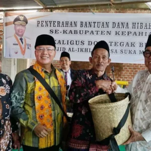Laksanakan Tradisi Naik Bubungan, Gubernur Rohidin Soroti Kekompakan Warga