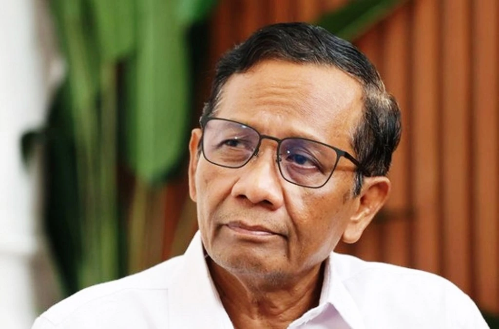 Mahfud Md Ungkap Dugaan Korupsi BBM dan Penyelundupan di Laut Natuna, Serukan Perubahan Ganjar Diduga Terima Gratifikasi, Ini Kata Mahfud MDÂ  Mahfud MD: Revisi UU MK Bermotif Politik, Mengancam Kemandirian Hakim