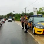Pantai Wisata Kaur Dipadati Ribuan Pengunjung, Polsek Kaur Tengah Amankan Lalu Lintas