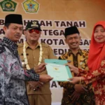 Pemkot Tegal Serahkan Sertifikat Hibah Tanah kepada 2 Kepala Madrasah