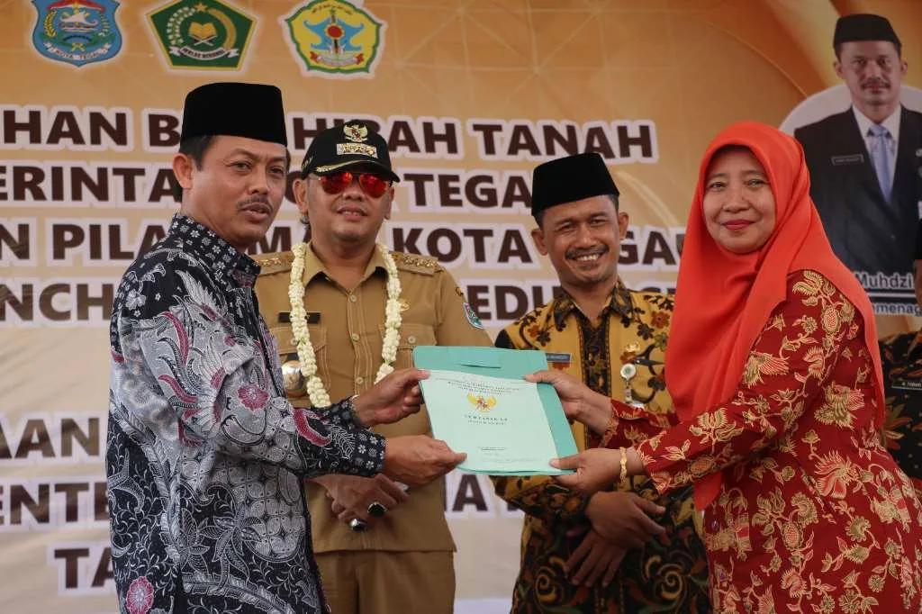 Pemkot Tegal Serahkan Sertifikat Hibah Tanah kepada 2 Kepala Madrasah