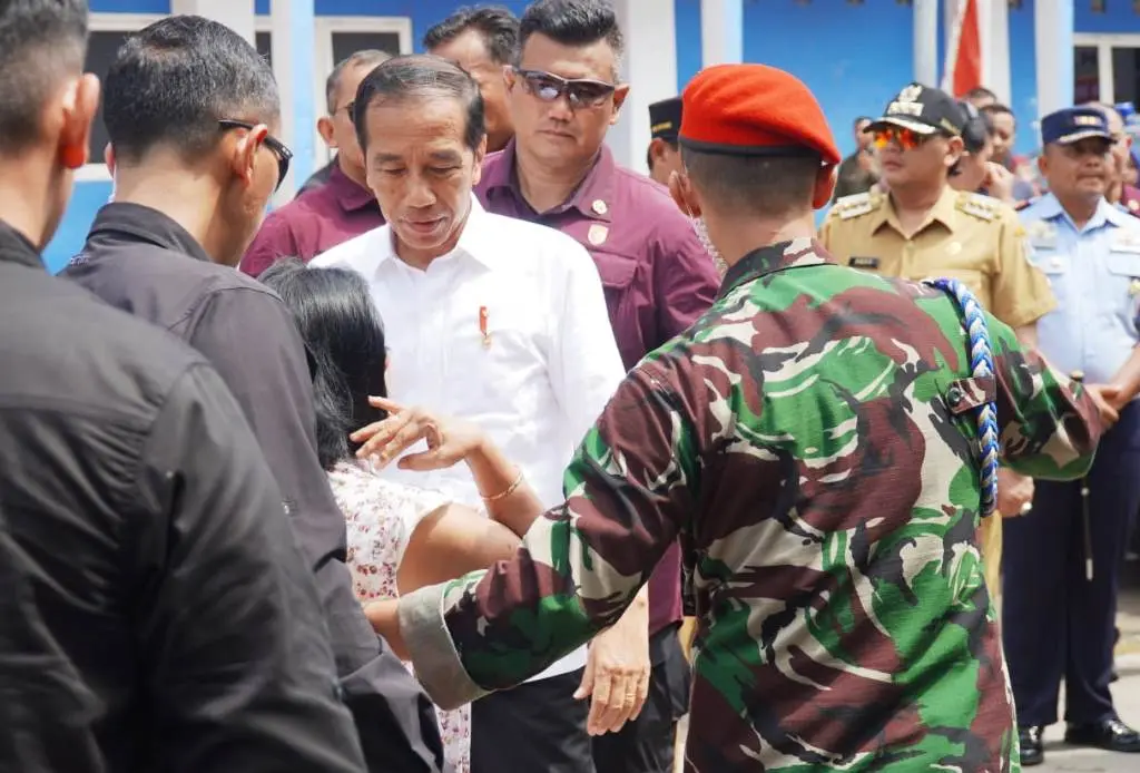 Sambangi Kota Tegal, Presiden Jokowi Bagikan Sembako dan Resmikan Proyek