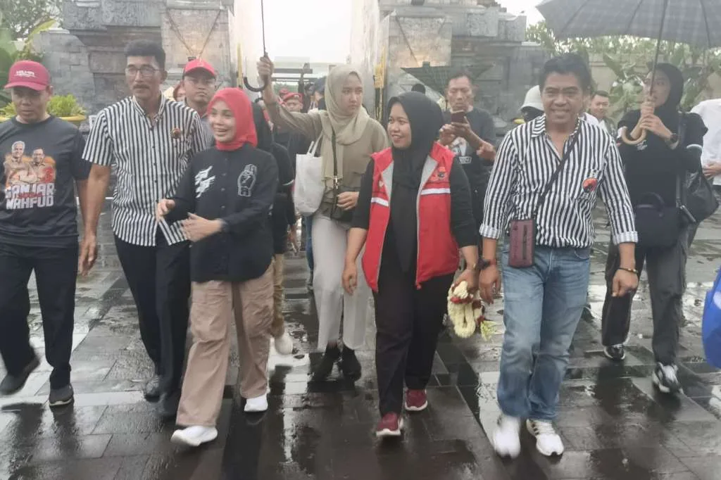 Sekretaris DPC PDIP Blitar Sambut Kunjungan Siti Atikoh Suprianti ke Makam Bung Karno