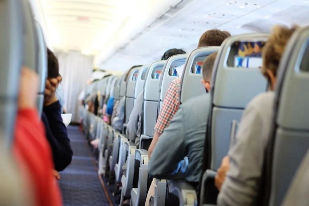 Ternyata Ini Tipe Penumpang Favorit dan yang Dihindari di Penerbangan Trik Memesan Tiket Pesawat Agar Lebih Murah dan Hemat Kenali Risiko Minuman di Pesawat, Tips dari Pramugari Waspada! Ternyata Tidur Saat Pesawat Lepas Landas dan Mendarat Berbahaya 