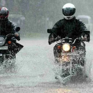 Tips Gaya Stylish dan Aman Menghadapi Musim Hujan Saat Naik Motor Tips Gaya Stylish dan Aman Menghadapi Musim Hujan Saat Naik Motor