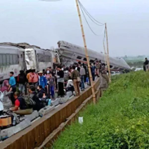 Tragis, KA Turangga dan KA Lokal Tabrakan di Cicalengka Tragis, KA Turangga dan KA Lokal Tabrakan di Cicalengka