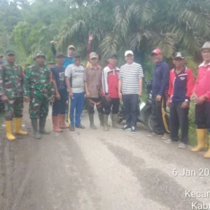 Wakil Bupati Kaur Pimpin Gotong Royong Bersihkan Jalan Ulu Tetap