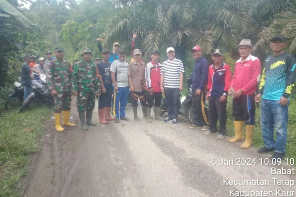 Wakil Bupati Kaur Pimpin Gotong Royong Bersihkan Jalan Ulu Tetap