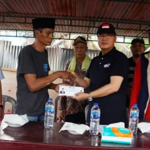 Gubernur Rohidin Salurkan Bantuan Darurat Korban Kebakaran di Mukomuko
