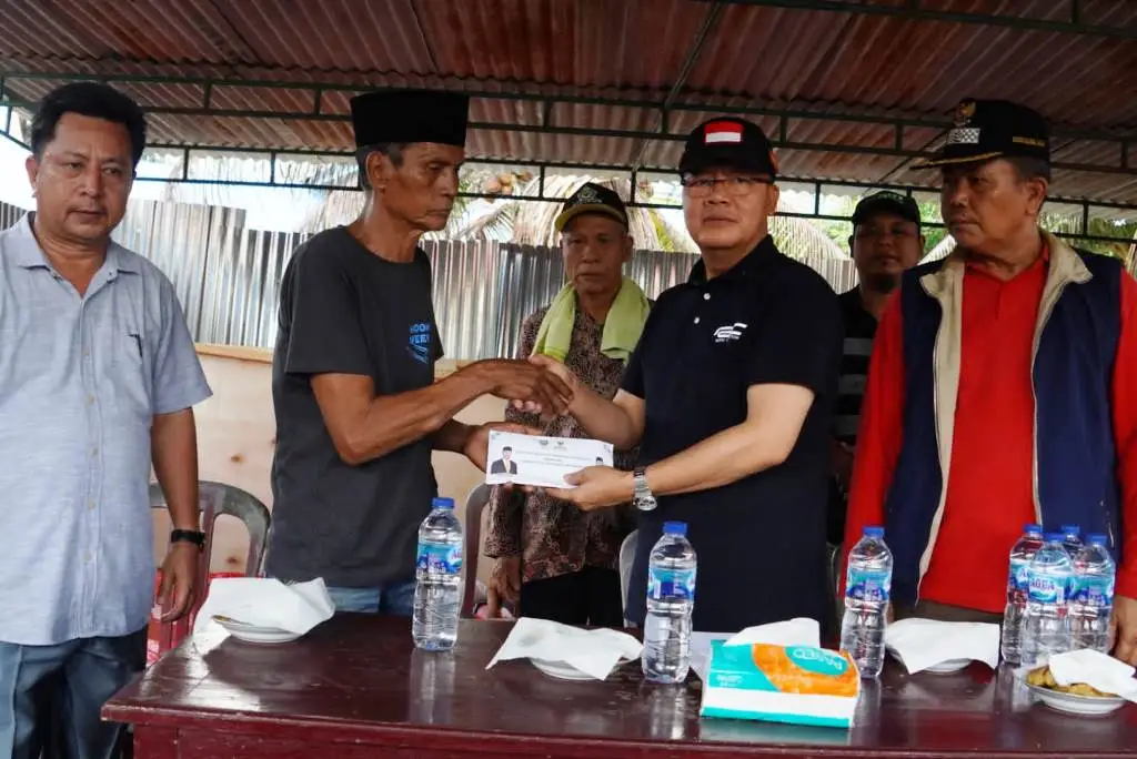 Gubernur Rohidin Salurkan Bantuan Darurat Korban Kebakaran di Mukomuko