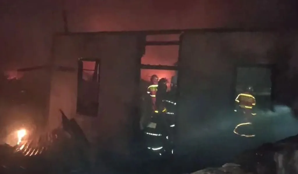 Gudang di Kota Bengkulu Dilalap Si Jago Merah