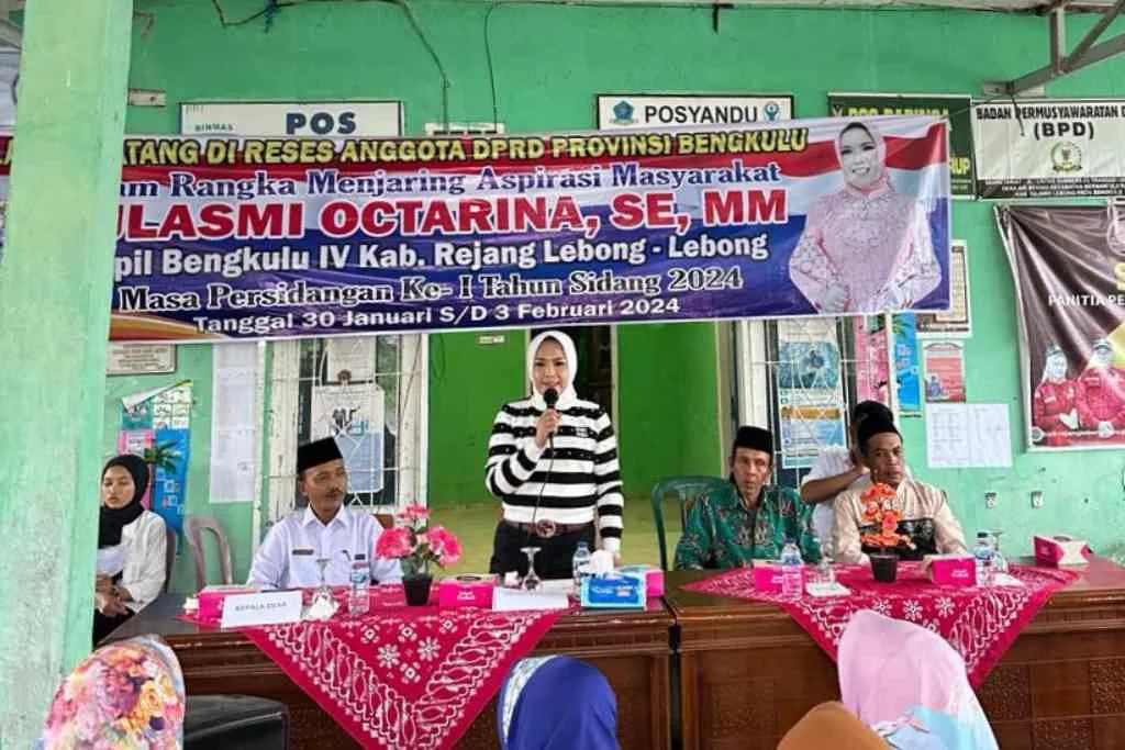 Meski Diguyur Hujan Deras, Warga Antusias Hadiri Reses Zulasmi Oktarina