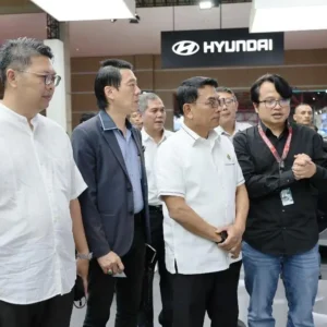 Moeldoko Kunjungi Booth Hyundai, Apresiasi Inovasi Kendaraan Listrik di IIMS 2024