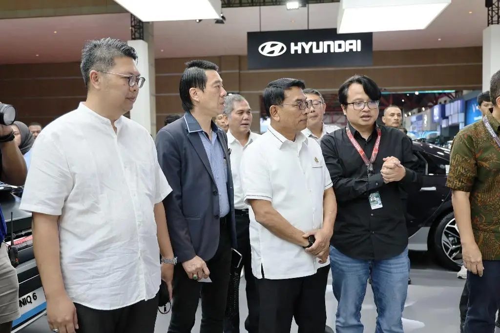 Moeldoko Kunjungi Booth Hyundai, Apresiasi Inovasi Kendaraan Listrik di IIMS 2024