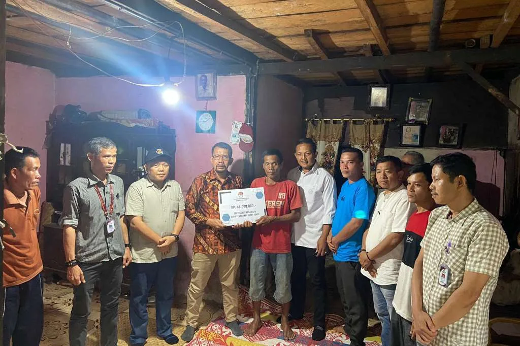 Pemberian Santunan Keluarga KPPS Meninggal oleh Polres Kaur Berlangsung Lancar