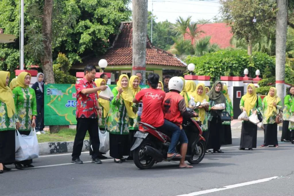 Perhutani KPH Blitar Gelar Program Jumat Berkah, Berbagi dengan Masyarakat