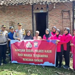 Polres Kaur Beri Bantuan Sembako Kepada Korban Banjir Luapan Sungai Sambat