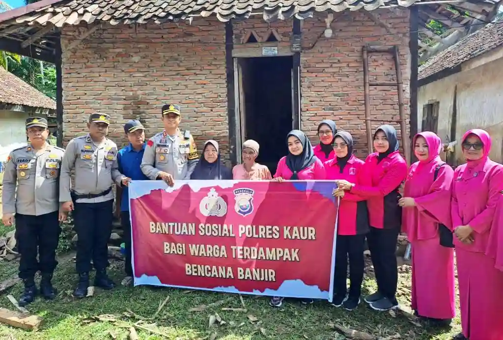 Polres Kaur Beri Bantuan Sembako Kepada Korban Banjir Luapan Sungai Sambat