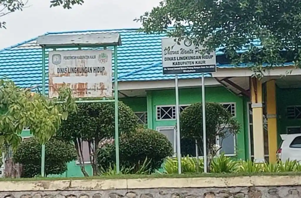 Sampah Menumpuk di Lapangan Merdeka Bintuhan, DLH Kaur Angkat Suara