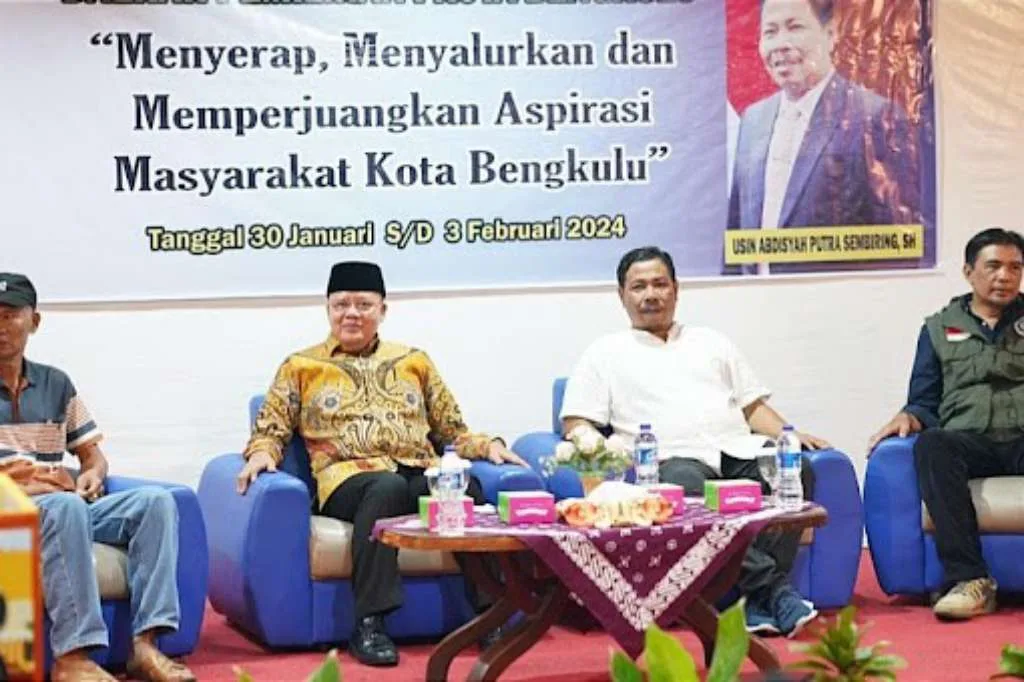 Usin Sembiring Bagikan Gerobak Saat Reses di Kawasan Pantai Panjang